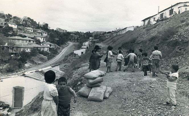 Bilder zu Istanbul 1950er / 60er Jahre, zur ersten Welle der Landnahme und selbstgesteuerten Siedlungsentwicklung auf staatlichen Böden. © Urbanitiez